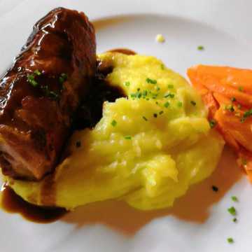 kw34_2a IBERICO Schweinefilet gefüllt mit Datteln und Speck mit Oliven-Karetoffelpüree an Portweinjus