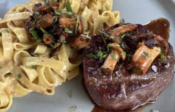 rinferfilet_taigatelle IBERICO Schweinefilet gefüllt mit Datteln und Speck mit Oliven-Karetoffelpüree an Portweinjus
