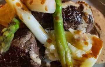 Kabeljau mit Gambakräuterkruste auf Risotto vom weißen Spargel €26.50 Kabeljau mit Gambakräuterkruste auf Risotto vom weißen Spargel €26.50
